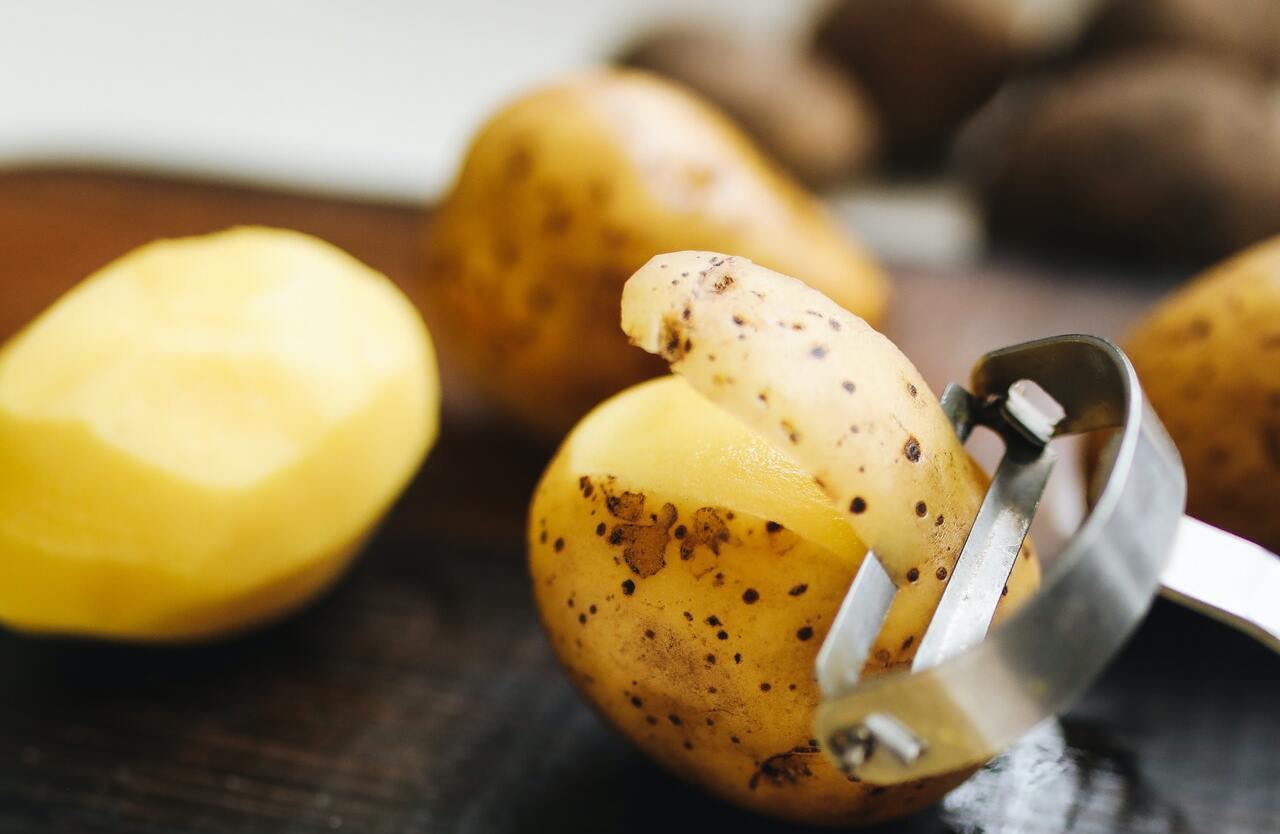 Kartoffel-während-Schälen