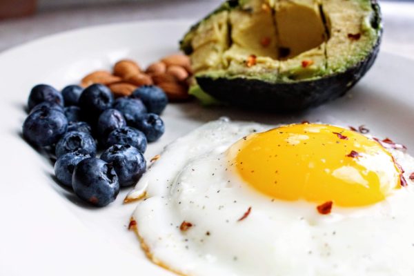 Frühstück-mit-Ei-Avocado-und-Blaubeeren